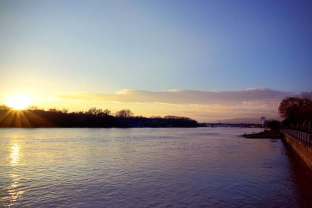 Sonnenuntergang am Rhein bei Mainz